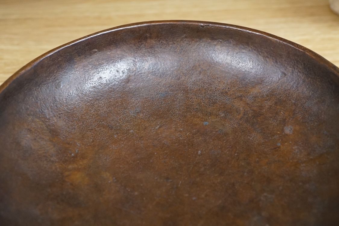 A heavy cast bronze bowl, 17cm in diameter